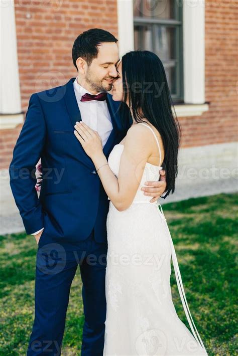 Jeune couple magnifique qui sembrasse passionnément